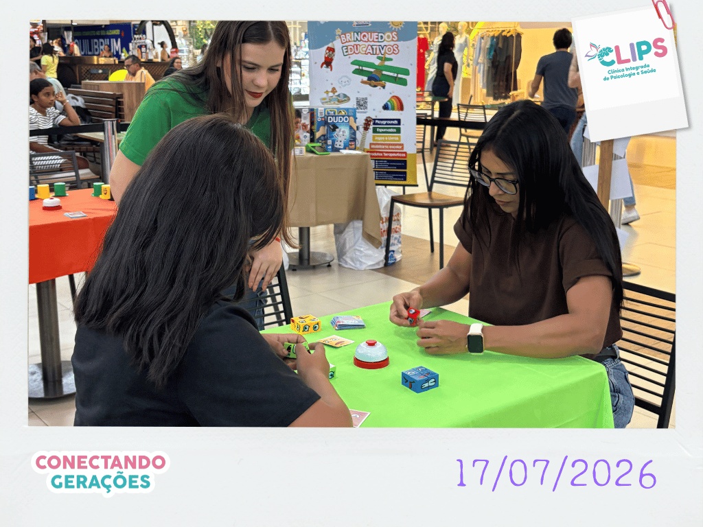 Visão geral do evento Conectando Gerações da CLIPS no shopping, com famílias jogando